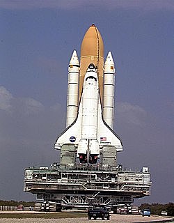 El Discovery (EEUU) es lanzado al espacio con seis personas a bordo, entre ellas una mujer.