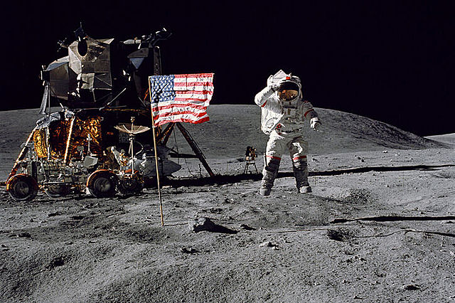 Apolo 11 se posa sobre la superficie de la Luna