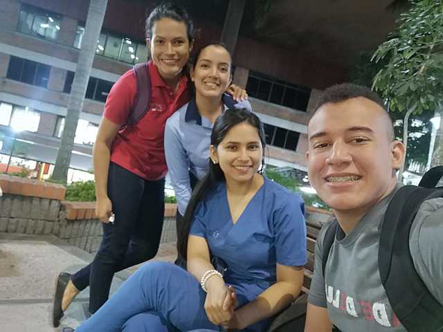 Entrega de documento y chaqueta