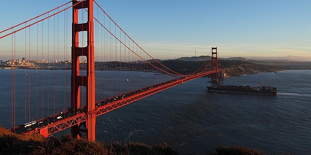 The Golden Gate Bridge connects the City San Francisco to its nothern suburbs above the San Francisco Bay.
