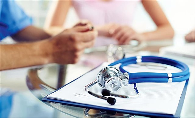 españa establecio regulaciones legales de la practica medica y la sanidad