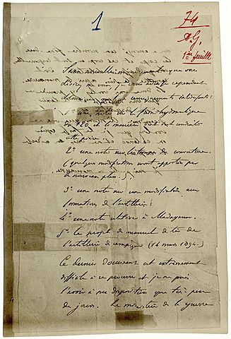 Découverte d'un bordereau adressé à l'attaché militaire en poste à Paris.