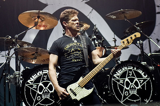 Jason Newsted leaves the band