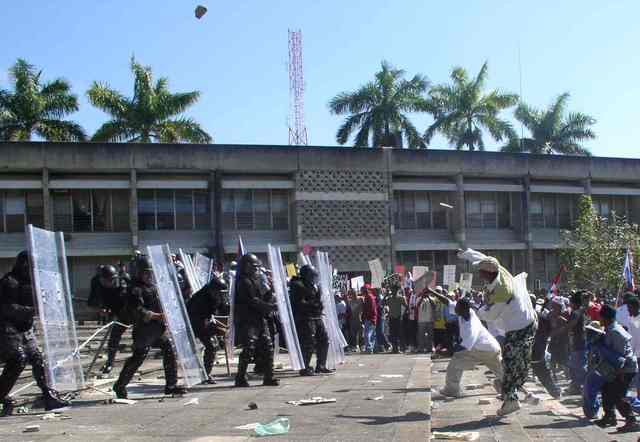Protests in Monsanto's HQ