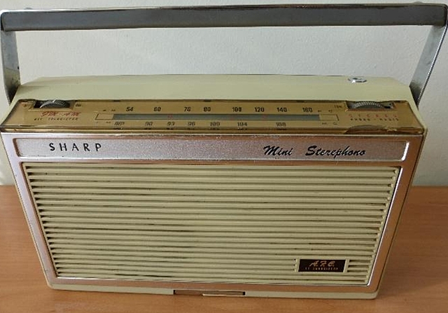 Popularització de les ràdios portàtils o transistors, petites i de baix consum.