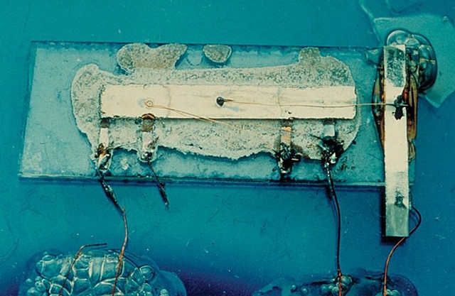 S’obté el primer circuit integrat&nbsp; o xip.
