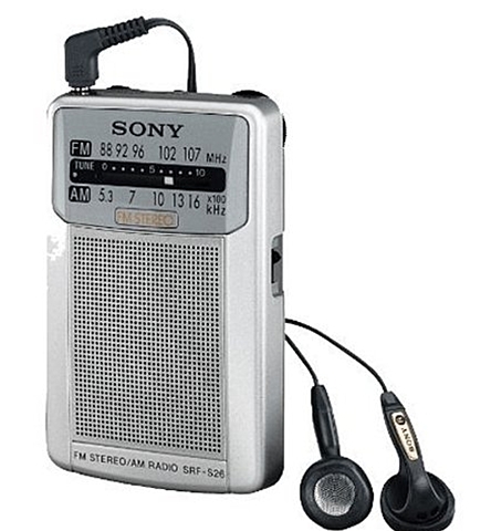 Comercialització al Japó de la ràdio-targeta, ràdio de butxaca el xip de la qual va muntat damunt una placa poc més gran que una targeta de crèdit.