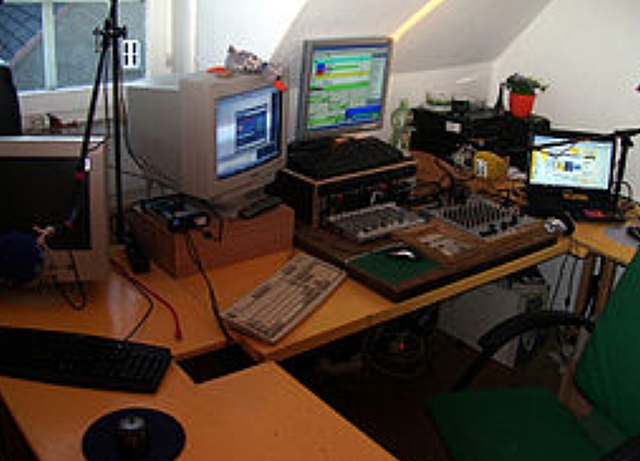 Primeres emissions de ràdio via Internet.