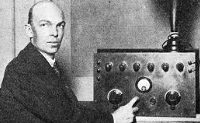 Armonstrong, E. Inventà la modulació en freqüència la qual proporcionava un so molt clar amb molt poc soroll de fons.