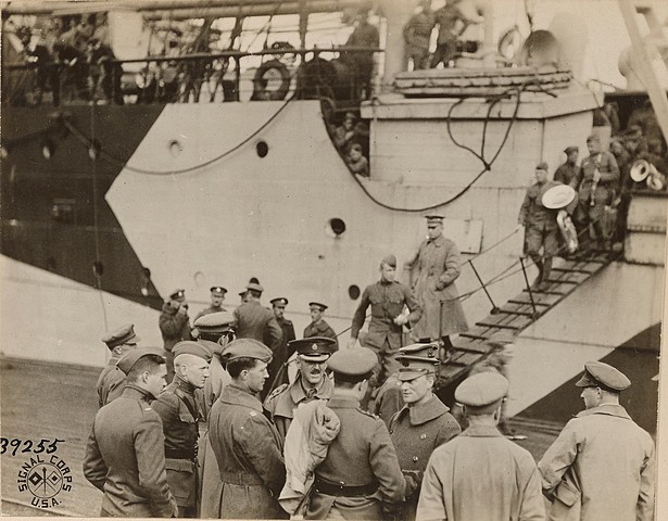 Начало иностранной военной интервенции на севере России (высадка в Мурманске английских морских пехотинцев)