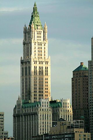 Terminada em Nova York a construção do edifício Woolworth, o prédio mais alto do mundo