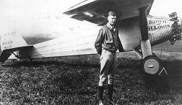 Lindbergh realiza um voo sozinho de Nova York a Paris.