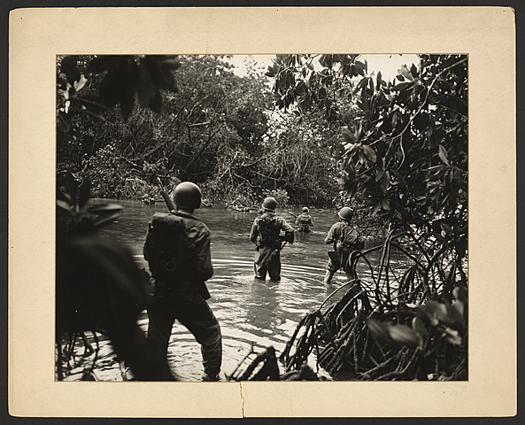 Forças dos EUA travam batalha com o Japão no Pacífico.