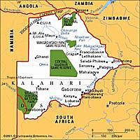 a Rodésia do Sul passa a se chamar Zimbábue com o fim do regime de segregação racial