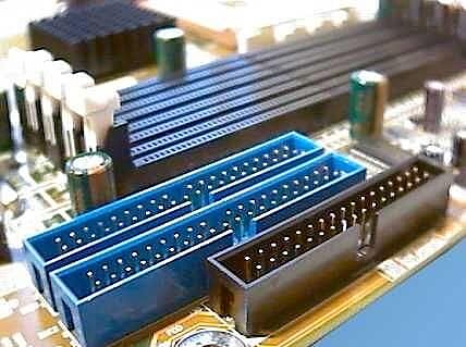 Se usa la conexión de discos duros por medio de la interfaz IDE o P-ATA