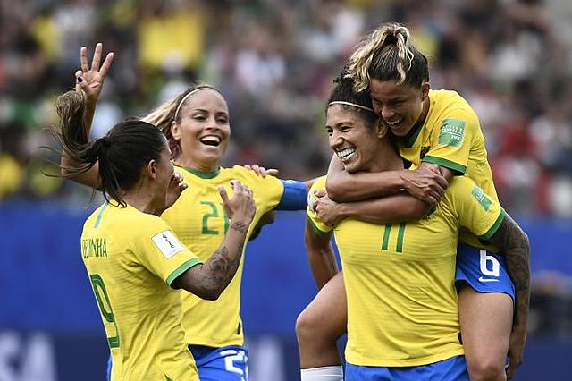 Sem Marta, Cristiane brilha e comanda goleada do Brasil na estreia da Copa do Mundo feminina. Atacante marcou três gols diante da Jamaica