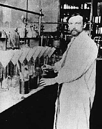 Fritz Klatte patenteia produção de seu monômero, cloreto de vinila;