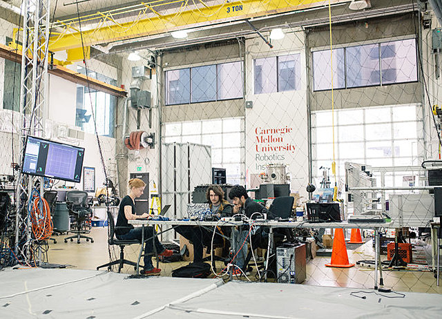 Se funda el Robotics Institute en la “Carnegie Melon University”. Hoy  es como un "supermercado tecnológico", donde se desarrollan cientos de robots.