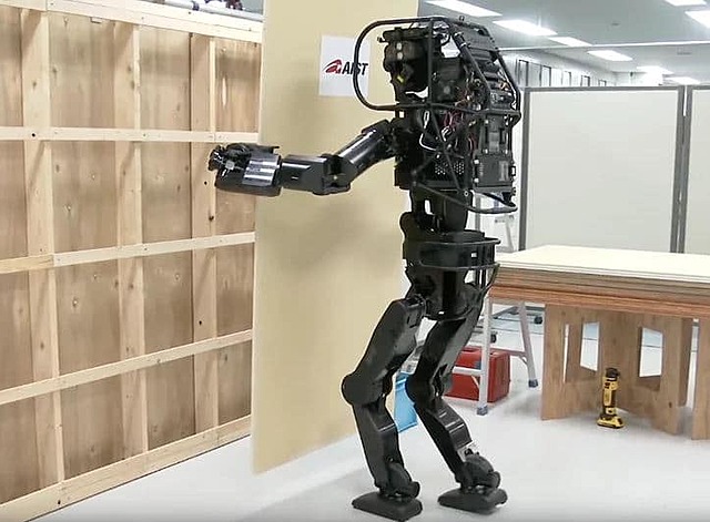 HONDA presento P3 un enorme robot humanoide, que tardo más de 10 años en desarrollar, causando un gran impacto mundial por los enormes adelantos mostrados por este, respecto de sus competidores internacionales.