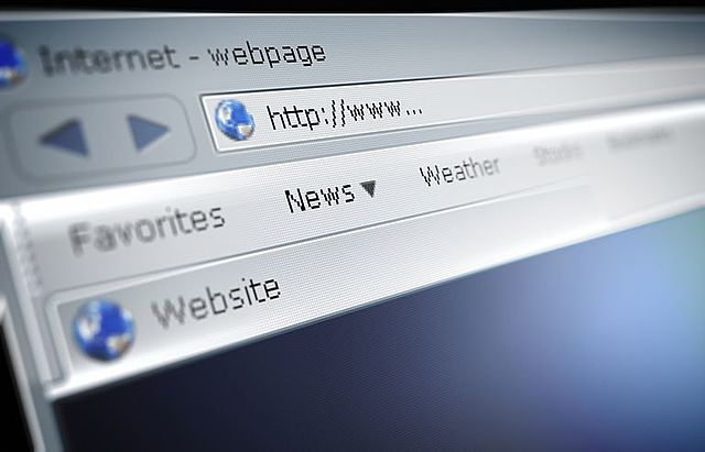 Primer servidor de nombres de sitios.