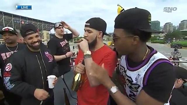 Drake rouba a cena e vai a passeata dos Raptors ao lado de elenco campeão... - Veja mais em https://esporte.uol.com.br/basquete/ultimas-noticias/2019/06/17/drake-rouba-a-cena-e-vai-a-passeata-dos-raptors-ao-lado-de-elenco-campeão