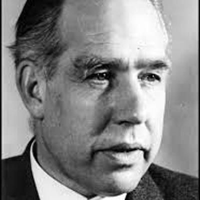 Timeline: Niels Bohr (1885-1962)