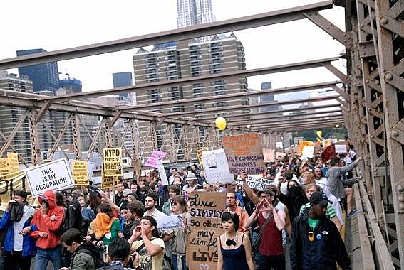 Protesta Wall Street el puente de Brooklyn