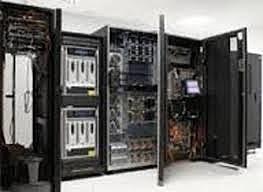 SE INTRODUCE EL TERMINO MAINFRAMES , COMPUTADORAS ENCERRADAS EN CUARTOS
