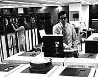 MULTICS IMPLEMENTADO POR GE M, I, T Y BELL LABS, MAQUINA CAPAZ DE SERVIR A CIENTOS DE USUARIOS