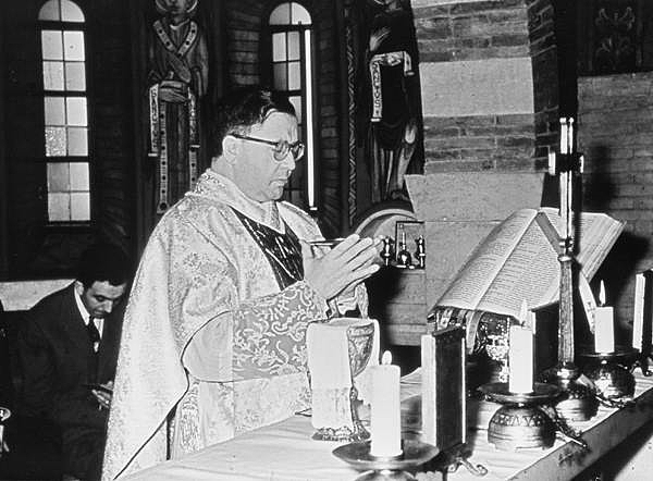 Realiza su primera misa