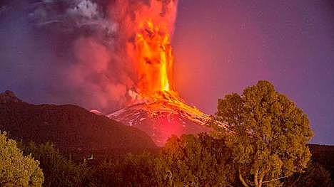 Erupción del volcán Puyehue ubicado en Chile