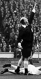 Se usa arbitro por primera vez