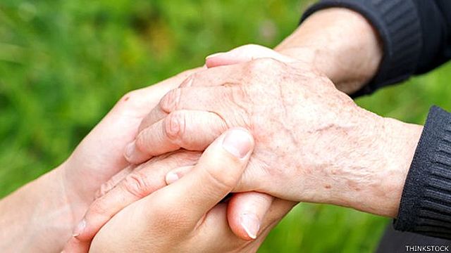 Diagnostican a su madre del mal de parkinson.