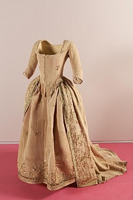 Silueta femenina: Vestido "A la inglesa"