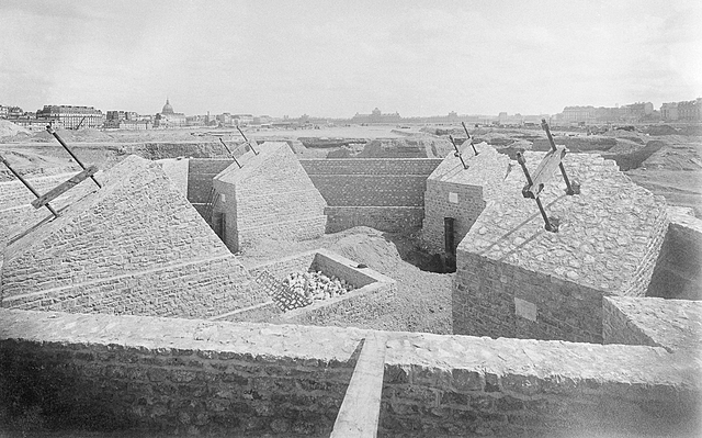 Les fondations de la Tour sont posées