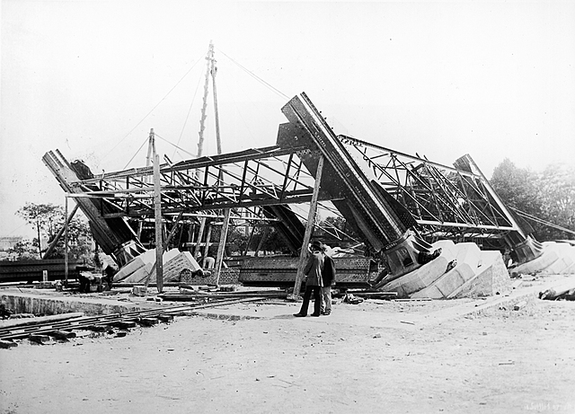 L’une des jambes de la Tour sort du sol