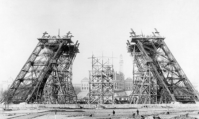 L’ancien palais du Trocadéro est visible derrière la Tour. Un monument aujourd’hui disparu.