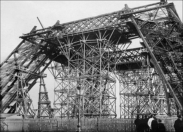 En 1888, le chantier de la Tour Eiffel attire les curieux.