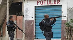 PM mata 14 em operação em morro no centro do Rio de Janeiro