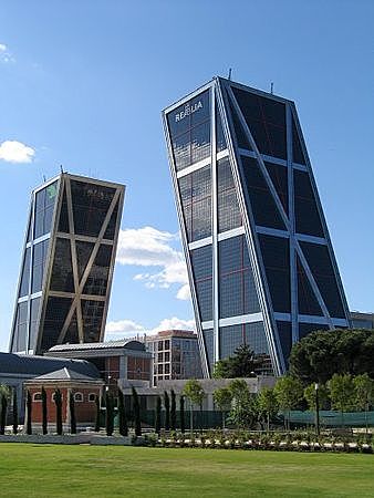 Torres KIO (Puertas de Europa) - Philip Johnson