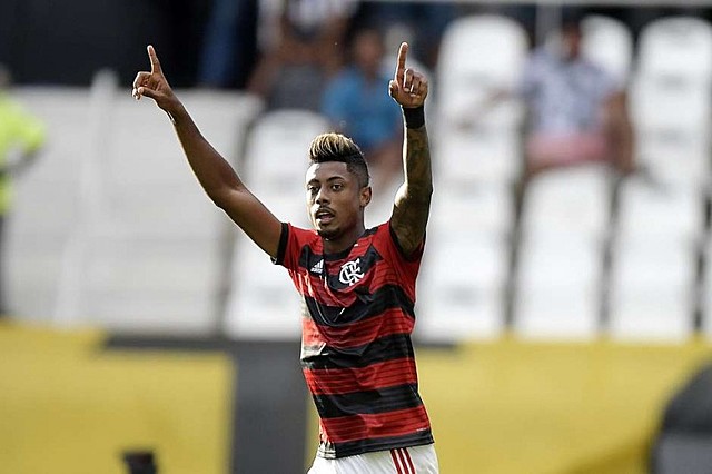 Bruno Henrique faz dois na estreia, Fla vence de virada e complica Botafogo
