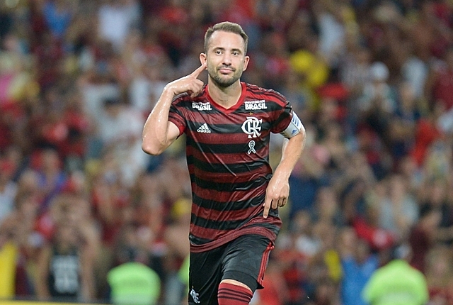 Em jogo polêmico, Fla vence Flu com gol no fim e avança à final da Taça Rio