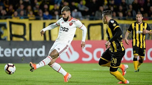 Flamengo empata com Peñarol e vai às oitavas da Libertadores