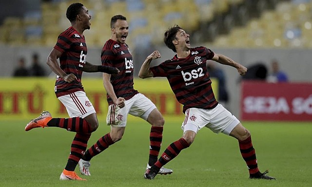 Flamengo segura Corinthians e se classifica com gol validado pelo VAR