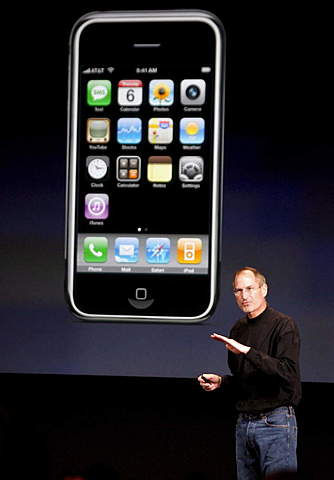 Steve Jobs presenta el 1er iphone