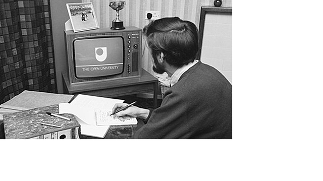 Se origina la enseñanza multimedia a distancia