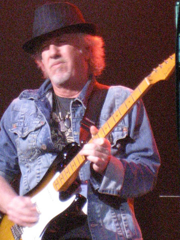 Brad Whitford leaves Aerosmith.
