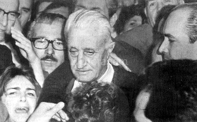 Destitucion de Illia a través de un Golpe de Estado por parte de Onganía llamado "Revolución Argentina"