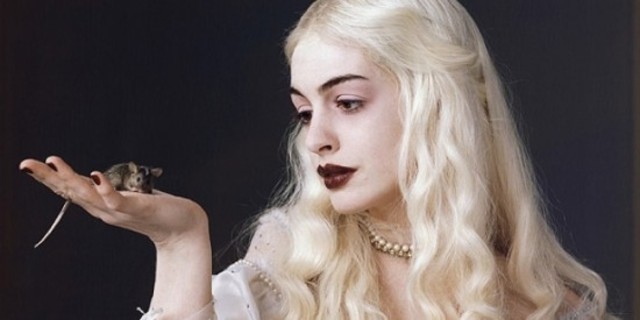 Anne Hathaway agrees to play The White Queen