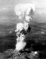 EE.UU. lanza una bomba nuclear en Hiroshima.